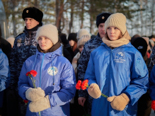 Цветы в память о жертвах блокады Ленинграда